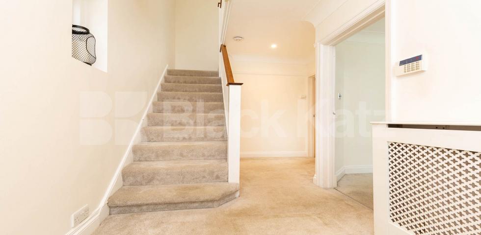 			FAMILYS ONLY, 3 Bedroom, 1 bath, 1 reception House			 Cascade Avenue, MUSWELL HILL